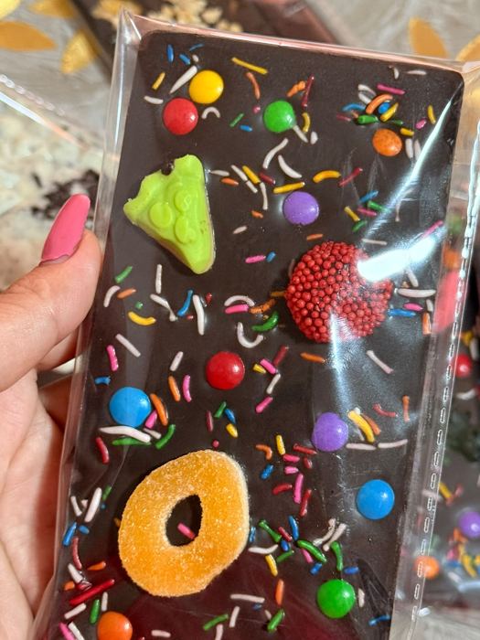 Tableta de chocolate negro con gomitas y lluvia de colores