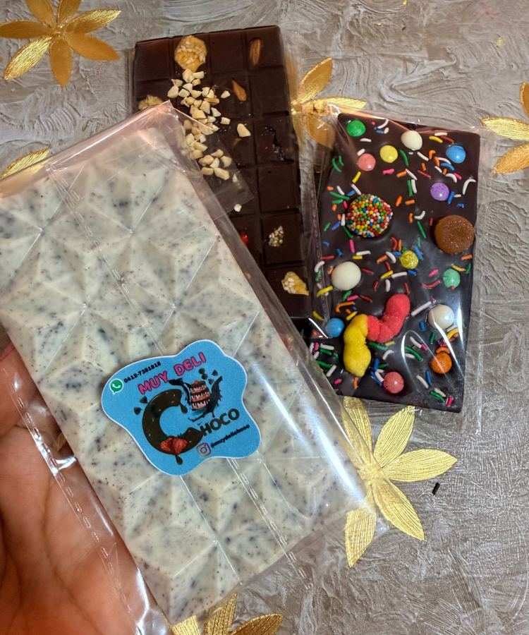 Tabletas de chocolate empacadas con la etiqueta de Muy Deli Choco