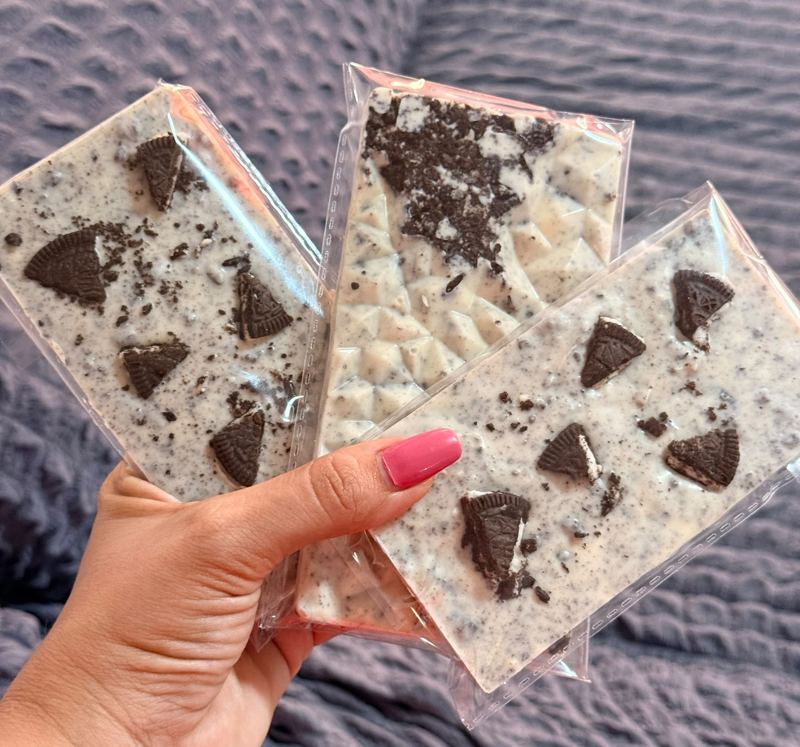 Tres tabletas de chocolate blanco con Oreo