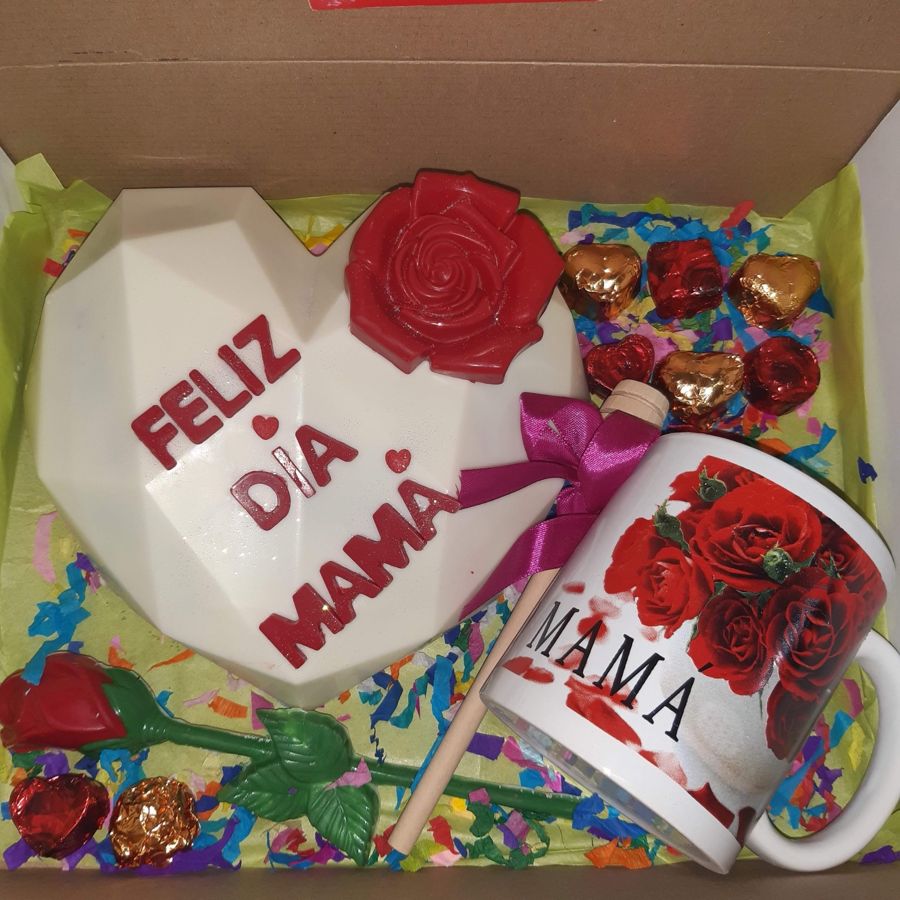 Corazón de chocolate blanco que dice Feliz día mamá, con rosa de chocolate y taza